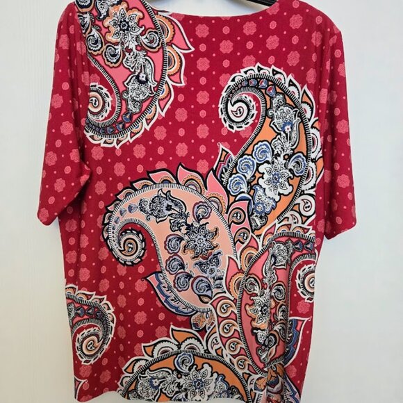Chico's pink paisley S/S top with knotted hem detail Size 2/L - Picture 5 of 5